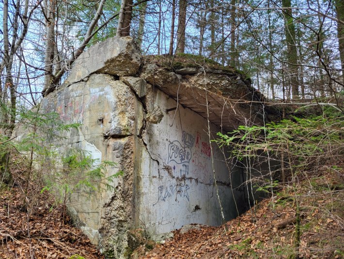 Nach 1945 wurden die meisten Bunker in Geretsried gesprengt. Ihre Ruinen sind heute noch im Stadtwald sichtbar. Im Stadtgebiet wurden einige Bunker in Wohn- und Produktionsgebäude umgewandelt., © Stadt Geretsried